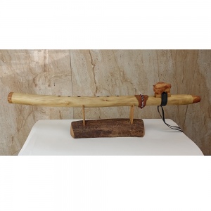 Индейская флейта пимак До "Бизон" с подставкой с украшением резьбой, выжиганием, кожаными ремешками